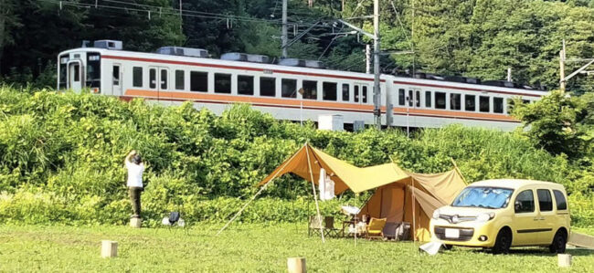 電車の見えるキャンプサイト