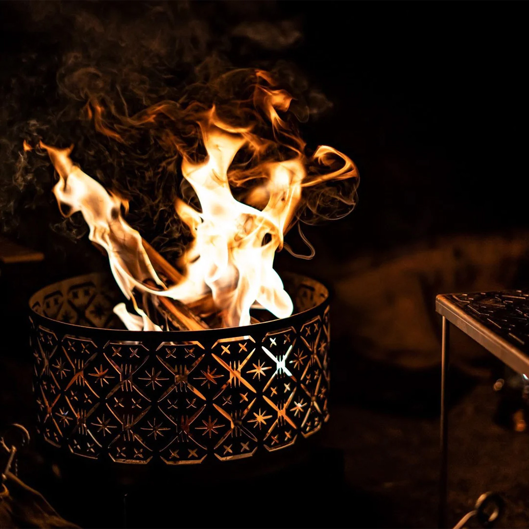 concos(コンコス)の焚き火台GLASSが魅せる幻想的な炎。