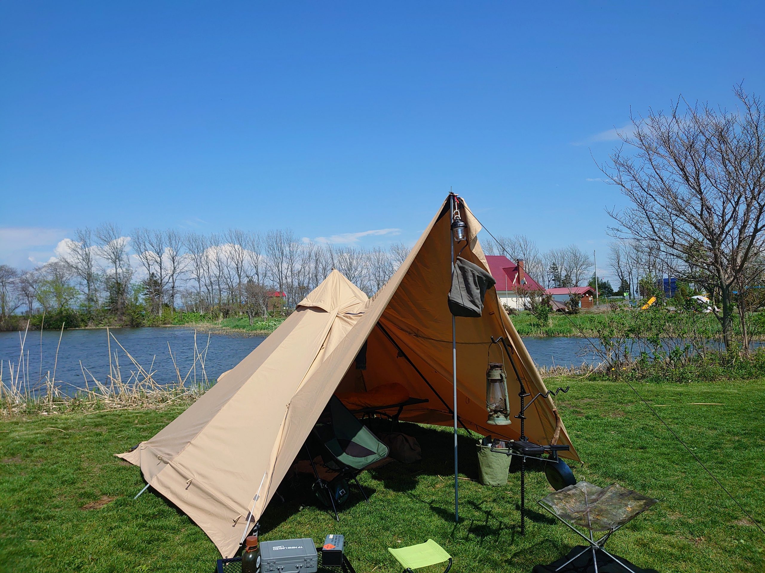 池の前にあるテント