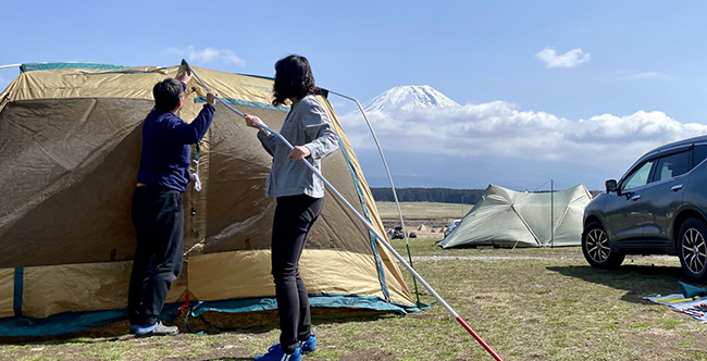 キャンプ場でのテント設営
